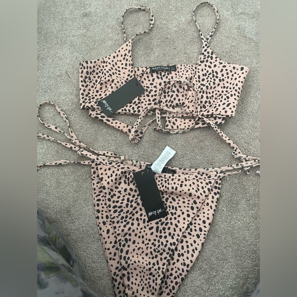 - NASTY GAL DALMATIAN “LETS GO TO THE BEACH” TIE BIKINI TOP 10US - Picture 7 of 14